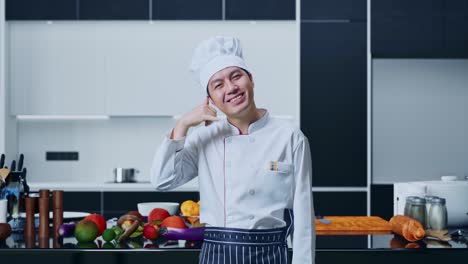 chef haciendo un gesto de llamada