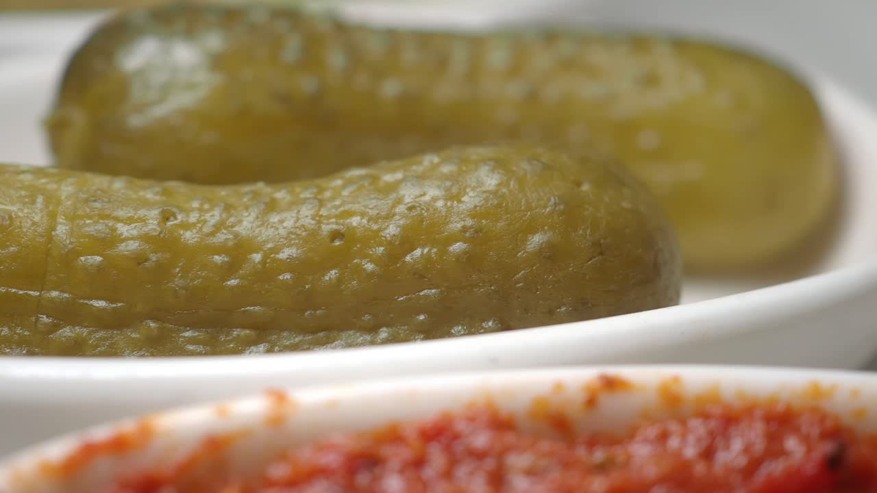 Sottaceti in una ciotola