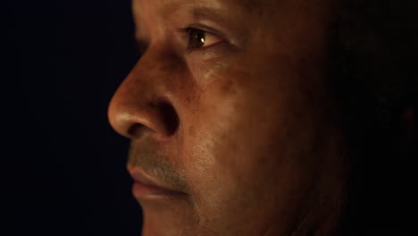 retrato de un anciano maorí en la oscuridad