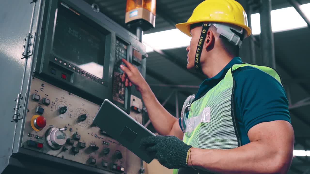 trabajador de fábrica inteligente que utiliza la máquina en el taller de la fábrica