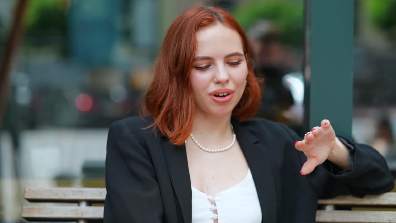 деловая женщина на открытом воздухе