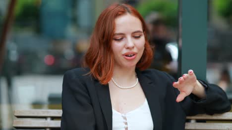 mujer de negocios al aire libre