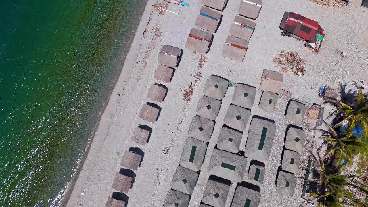 vista aérea de drones de las cabañas frente a la playa de mabua en surigao, filipinas