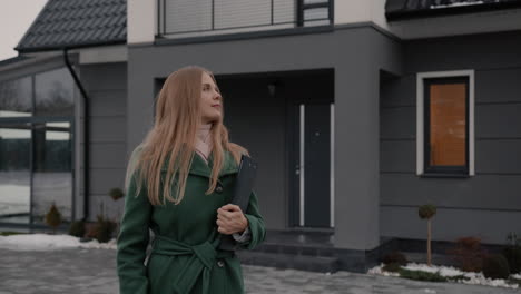 mujer esperando con un teléfono inteligente en la mano