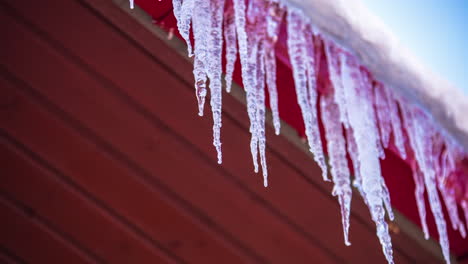 Schmelzende-Eiszapfen-Hängen-An-Einer-Dachrinne-Und-Kündigen-Das-Tauwetter-An