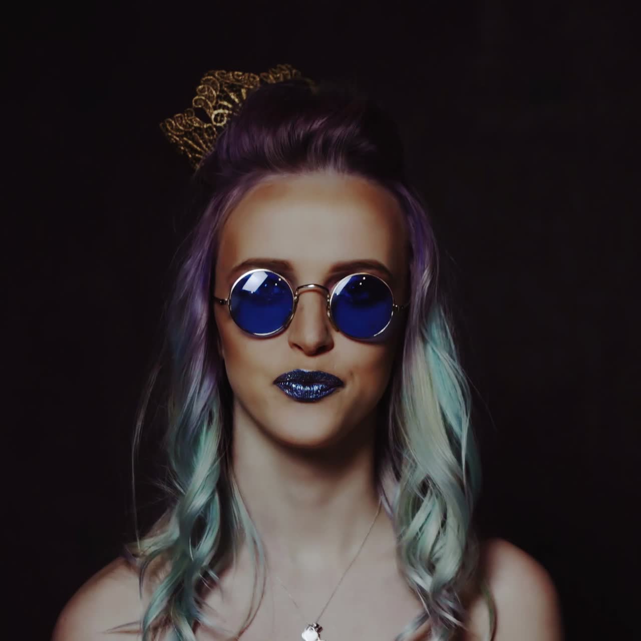 una chica hermosa con cabello de color.