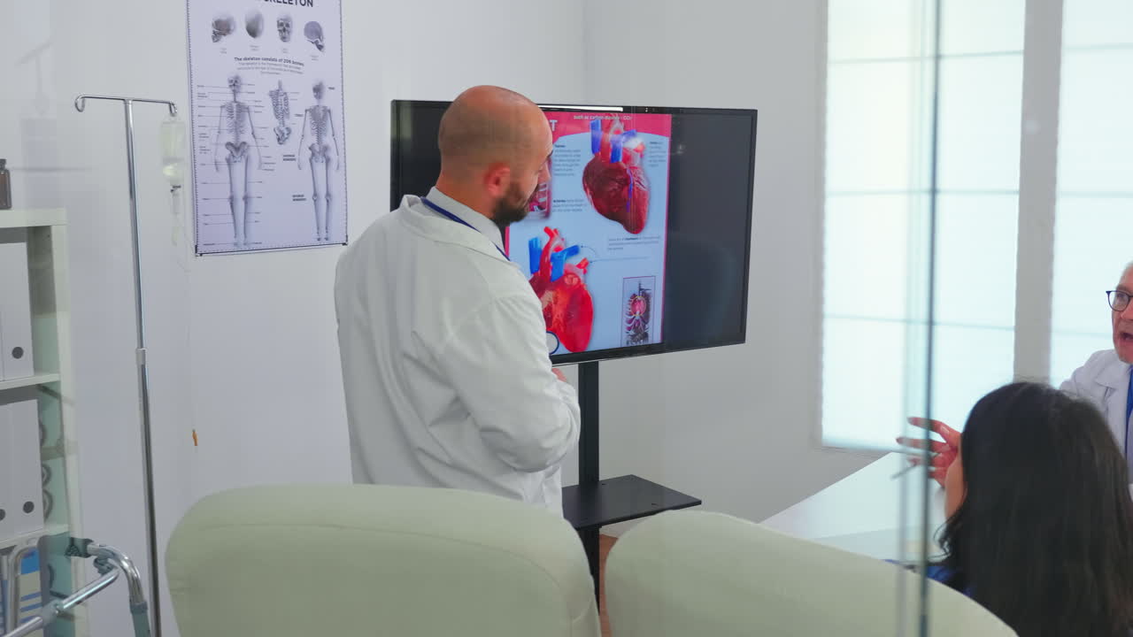 hombre experimentado médico discutiendo sobre problemas cardíacos