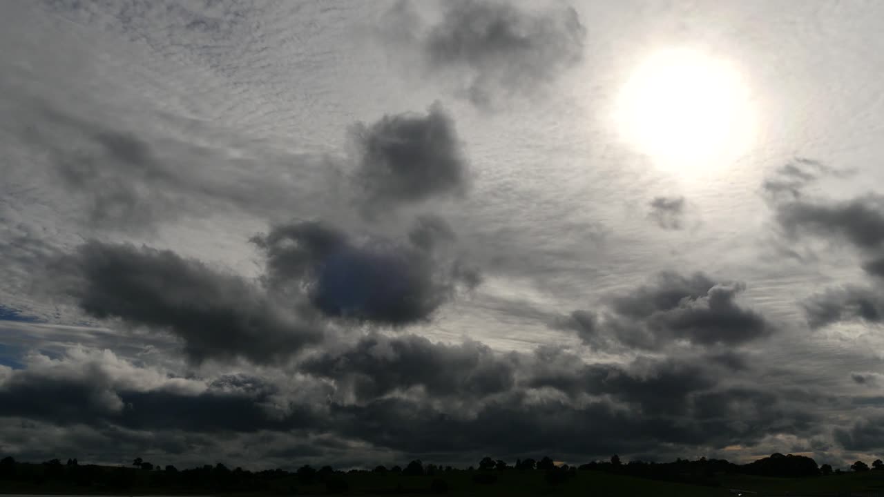 다용도 프로젝트에 적합한 썬 비디오가 포함된 극적인 시간 경과 하늘, 제목, 메시지 또는 로고 삽입