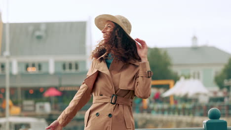 mujer, feliz y viaje de invierno en el puente