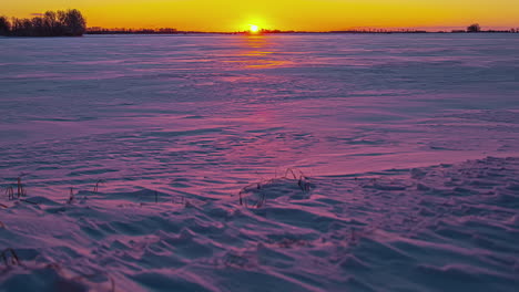 Bunter-Sonnenaufgang-über-Verschneiter-Landschaft.-Zeitraffer