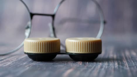 안경과 함께 콘택트 렌즈 케이스