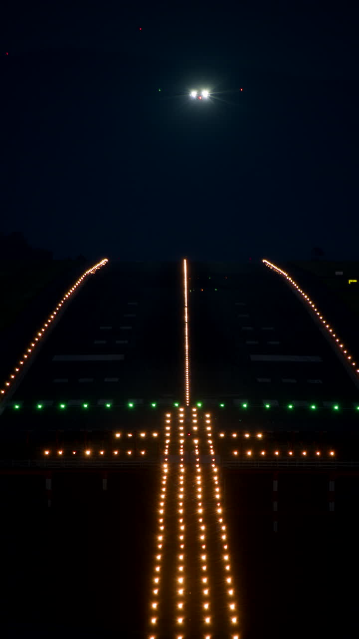 aproximación nocturna al aterrizaje en la pista