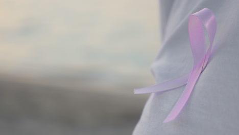 Cinta-Rosa-De-Concientización-Sobre-El-Cáncer-De-Mama-En-Una-Camisa