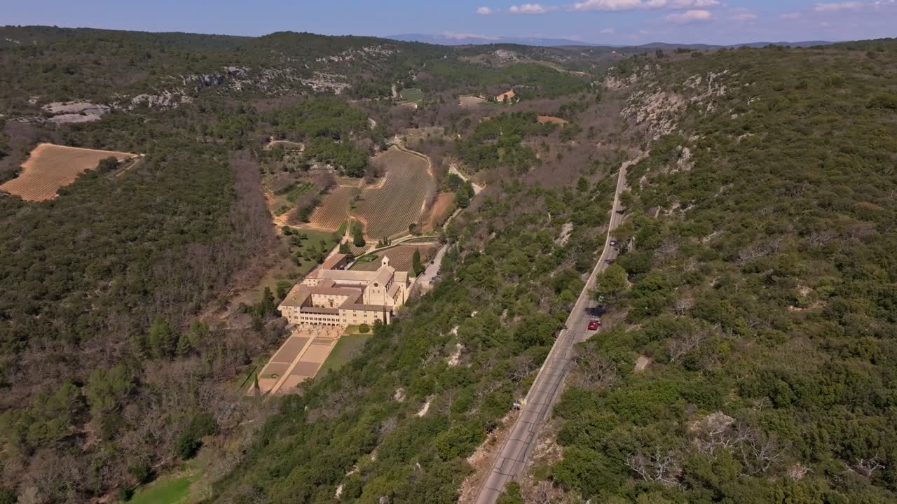 Veduta aerea di un antico complesso monastico immerso in campi fioriti della Provenza