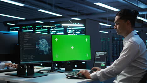 zoom de un experto en un centro de datos usando inteligencia artificial en una maqueta de pc