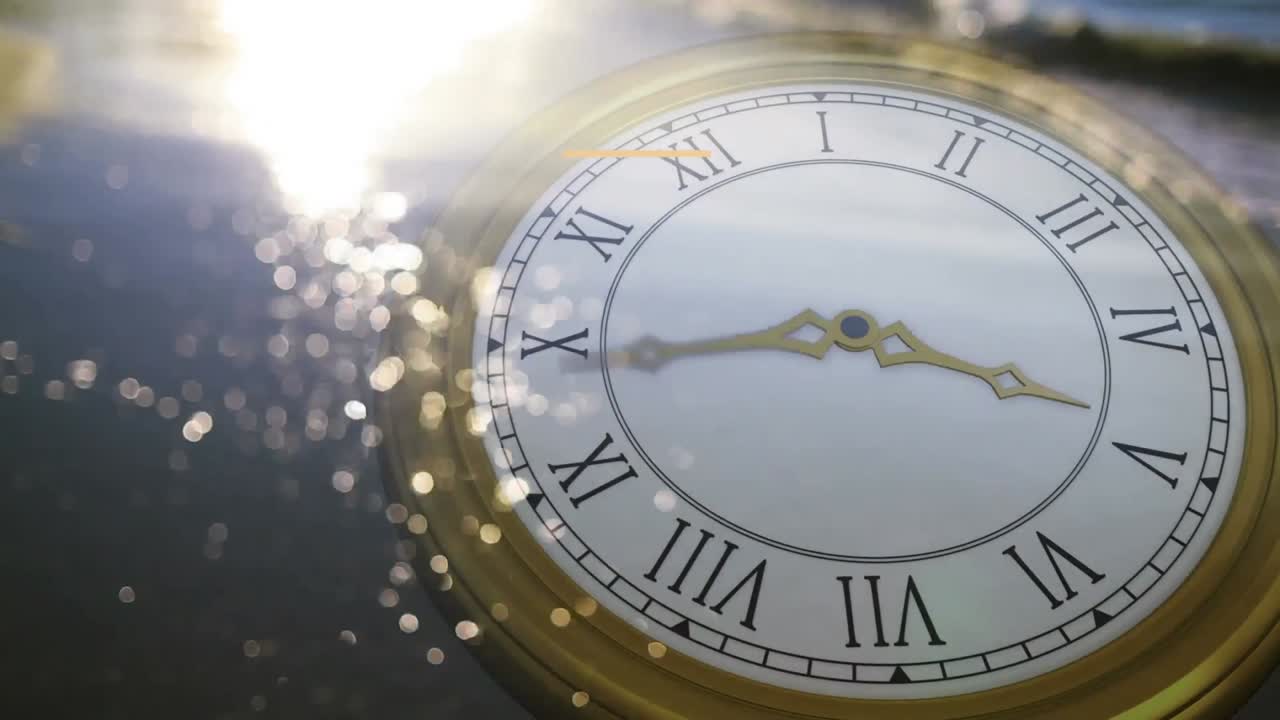 animación del texto de feliz año nuevo sobre el reloj con movimiento periódico contra la vista de bajo ángulo de la orilla del mar