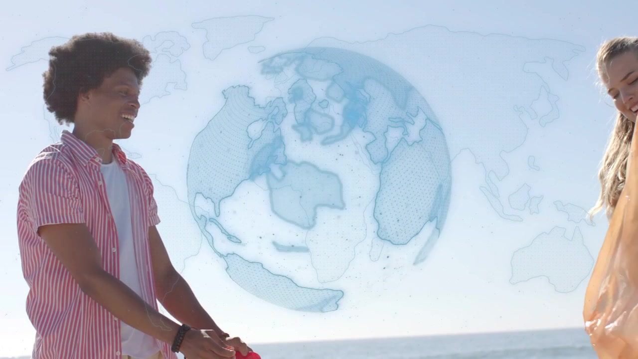 Donna che srotola una sciarpa, uomo che abbassa un dispositivo rosso, condividendo un momento di viaggio giocoso, con un globo in sovrimpressione sullo sfondo