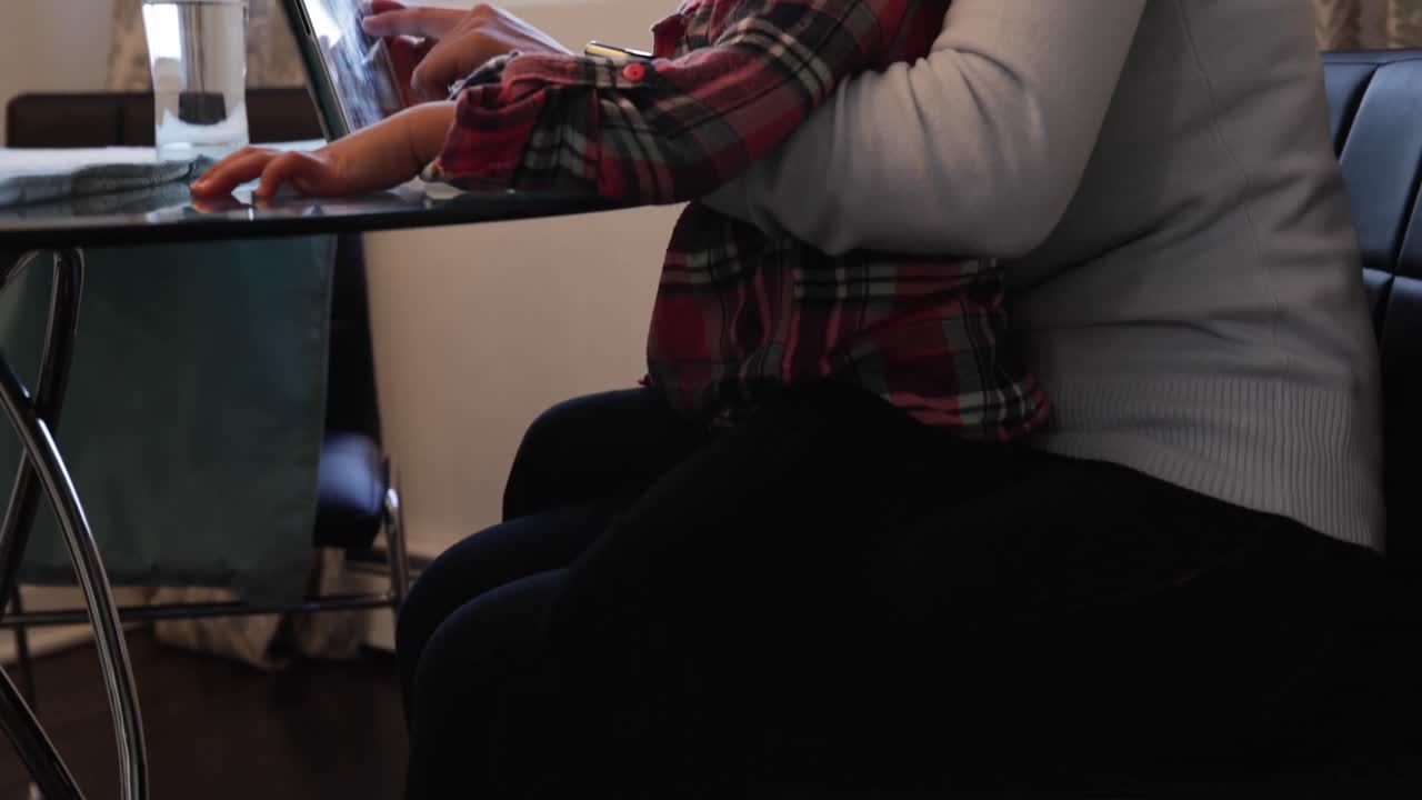 집에 있는 엄마와 딸