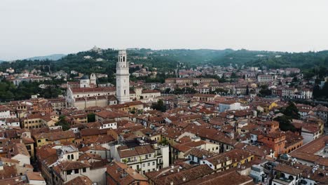 Tiro-De-Drone-Volando-Hacia-La-Torre-Dei-Lamberti-Torre-En-Italia