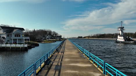 Verfolgung-Entlang-Der-Promenade,-Während-Ein-Schiff-In-Das-Bild-Eindringt