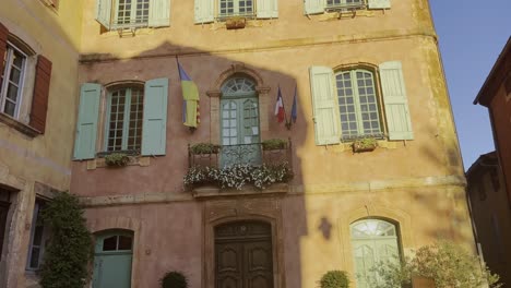 Antigua-Y-Hermosa-Casa-Histórica-En-Francia-Con-Una-Antigua-Puerta-De-Madera.