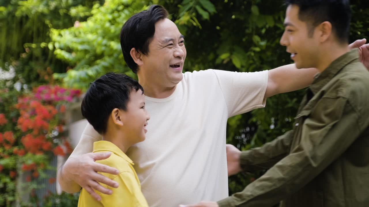 아시아 남자와 소년 야외