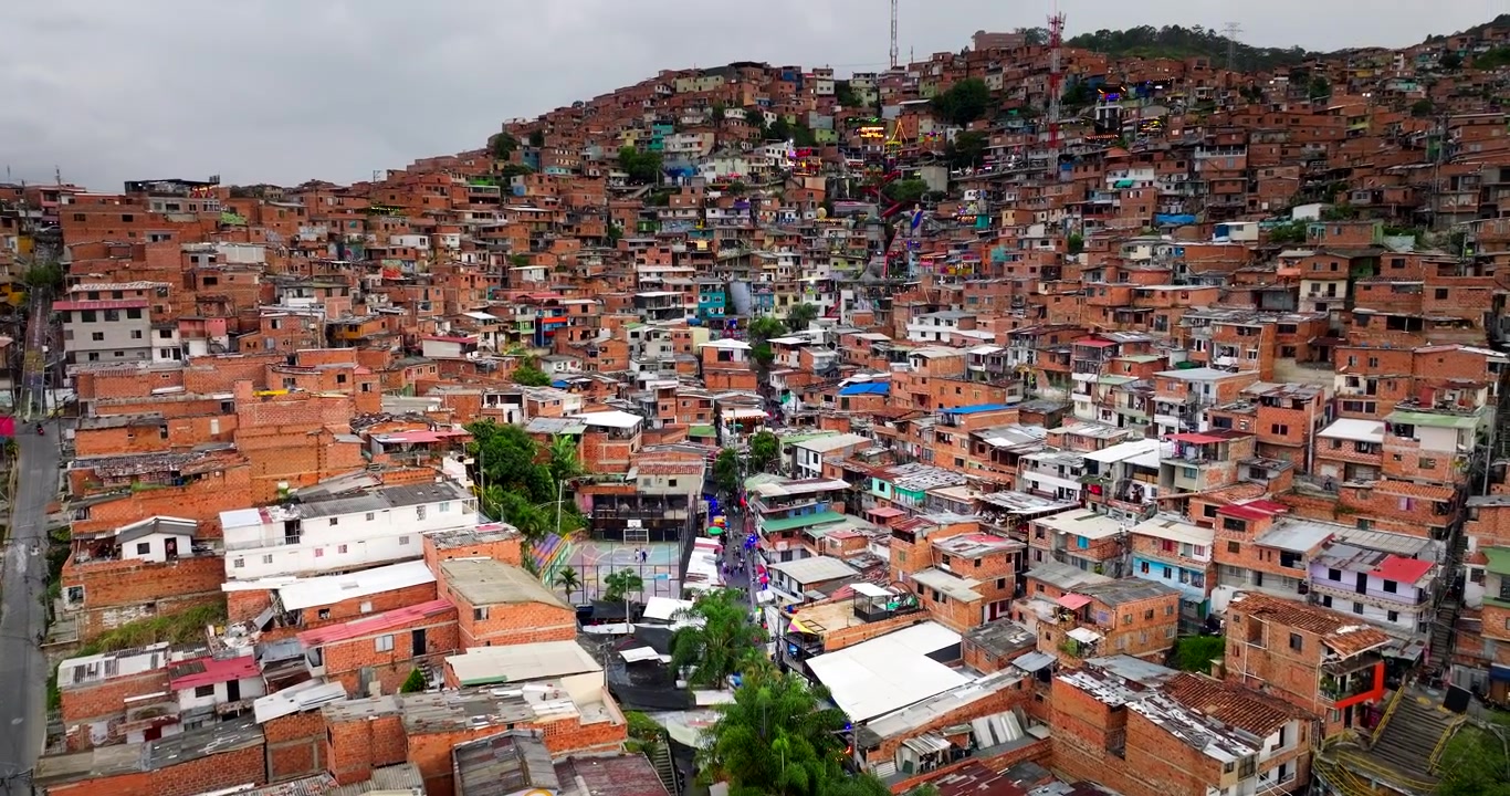 La famigerata Comuna 13, vivace quartiere collinare di Medellin, Colombia. Vista aerea