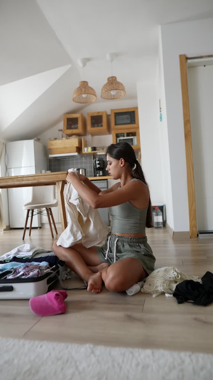 Mujer empacando ropa para un viaje