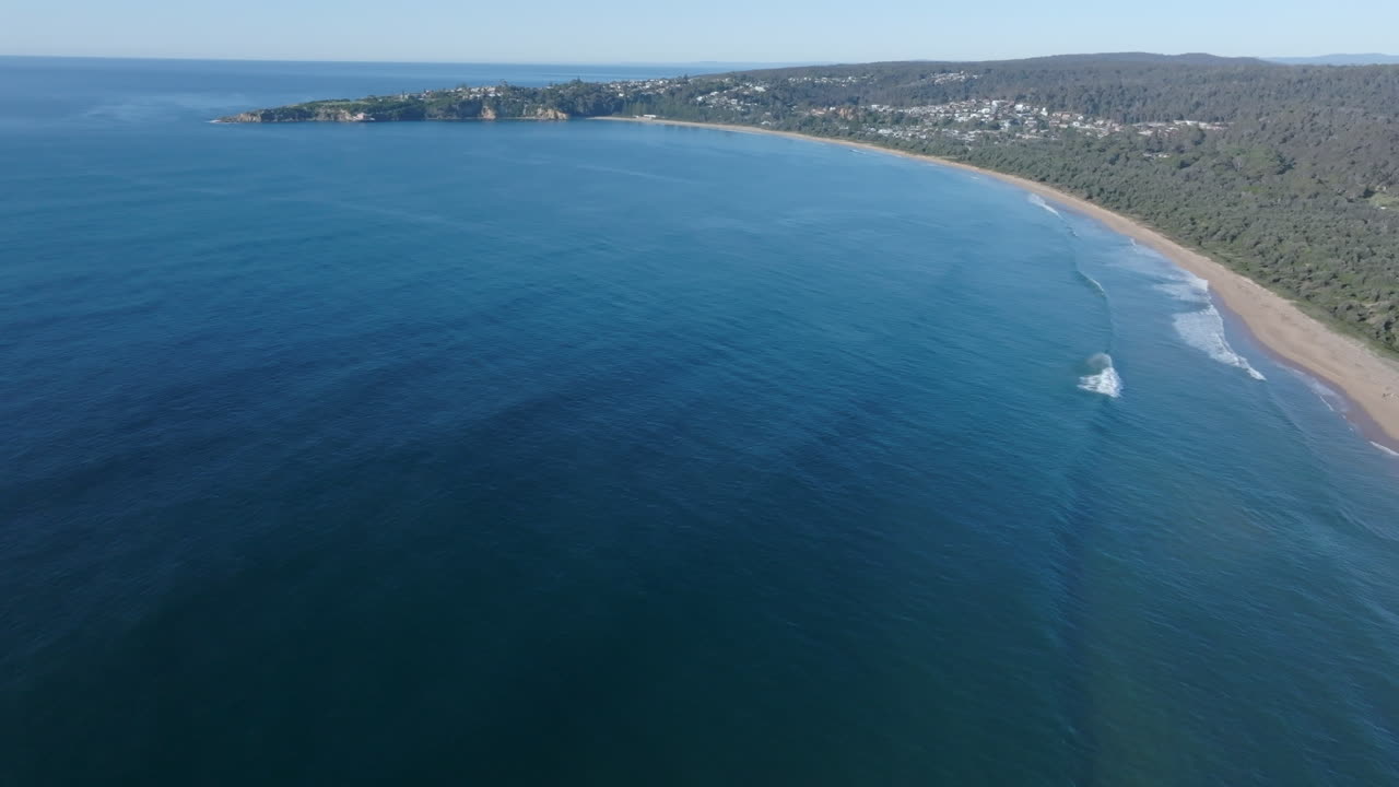 Ampia ripresa con drone della spiaggia di Tathra, NSW, Australia.
