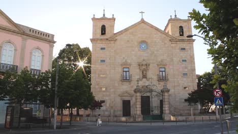 Edificio-Catedral-Iglesia-Ciudad-Patrimonio-Viaje-Gente-Mañana-Soleado-Edificio-Antiguo-Portugal-Piedras-Muro-De-Piedra-Tiro-Firme