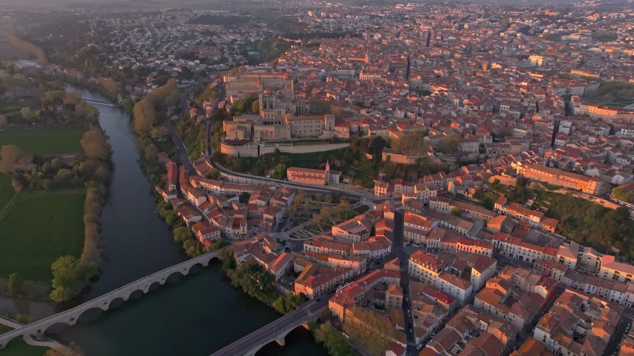 Vista aerea della Cattedrale di Saint Nazaire che si erge sopra i tetti di Beziers, Francia
