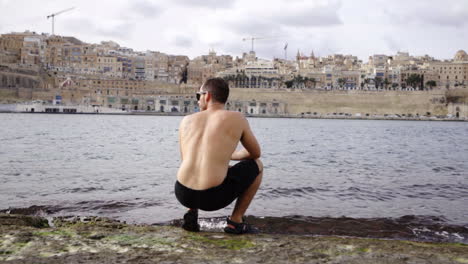 Viviendo-Con-Estilo-Posando-A-Cuerpo-Desnudo-En-La-Valletta-Malta-A-Cámara-Lenta