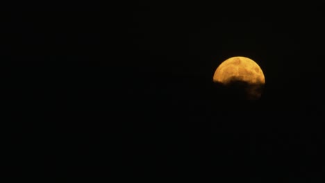 movimiento de nubes frente a la luna