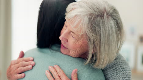mujer mayor, abrazo y cuidado de ancianos para agradecerle