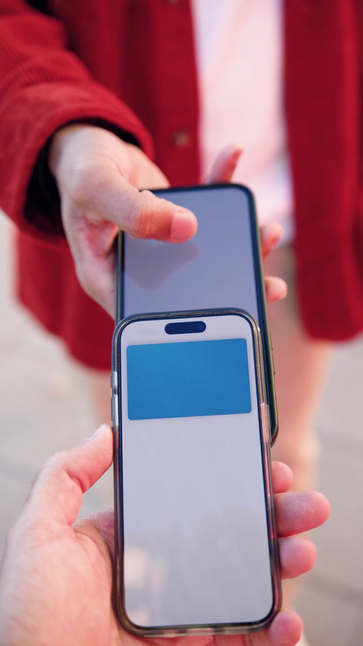 Pessoa Fazendo Pagamento Móvel por Aproximação Usando Smartphone
