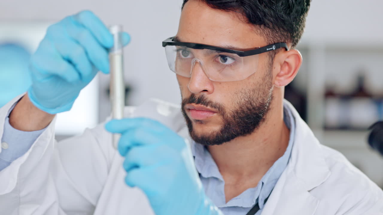 Un giovane scienziato professionista all'interno