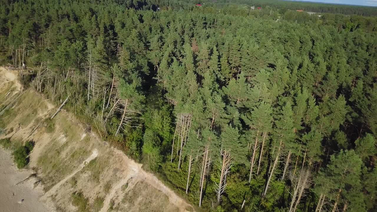 вид с воздуха на пляж балтийского моря в юркалне в солнечный день, скала с белым песком, поврежденная волнами, эрозия берегов, изменения климата, широкоугольный снимок с дрона, движущегося назад-2