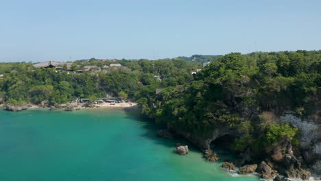 Luxuriöse-Tropische-Resorts-Und-Versteckte-Sandstrände-Voller-Menschen,-Umgeben-Von-Felsklippen-In-Bali,-Indonesien