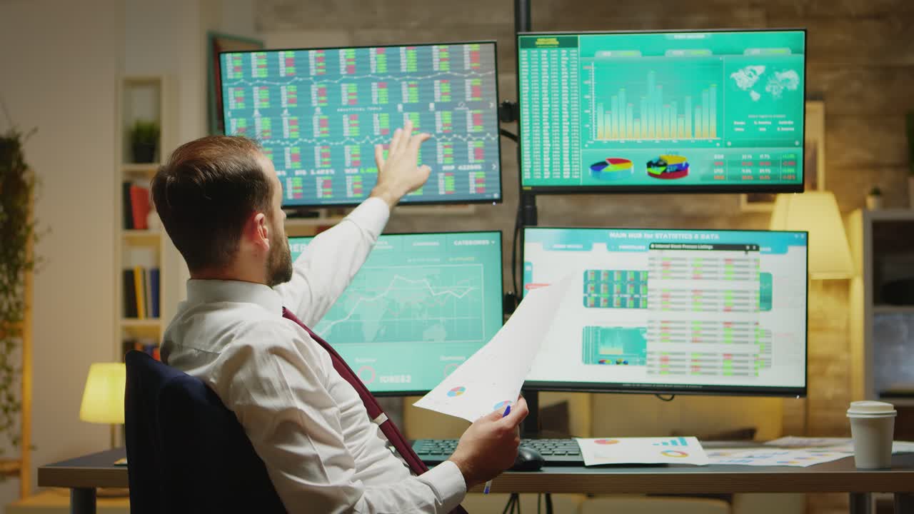 un corredor de bolsa barbudo tomando un sorbo de café