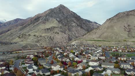 Luftaufnahme-Von-Häusern-In-Zedernhügeln-Mit-Malerischem-Bergblick-In-Utah,-Vereinigte-Staaten