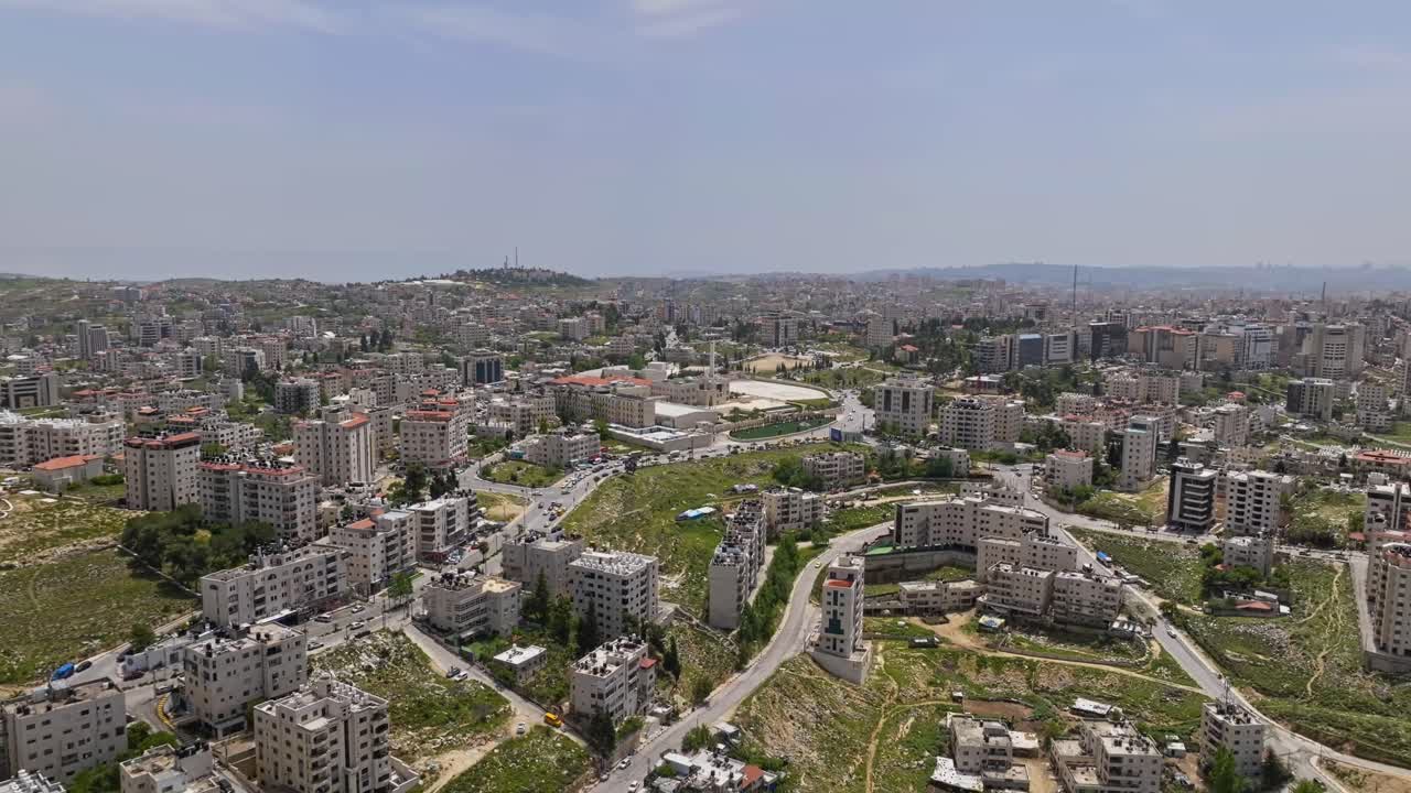 vista de arriba de las altas estructuras residenciales blancas en la ciudad de ramallah, palestina