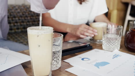 Closeup-hands-Business-people-meeting-in-cafe-using-digital-tablet-big-data