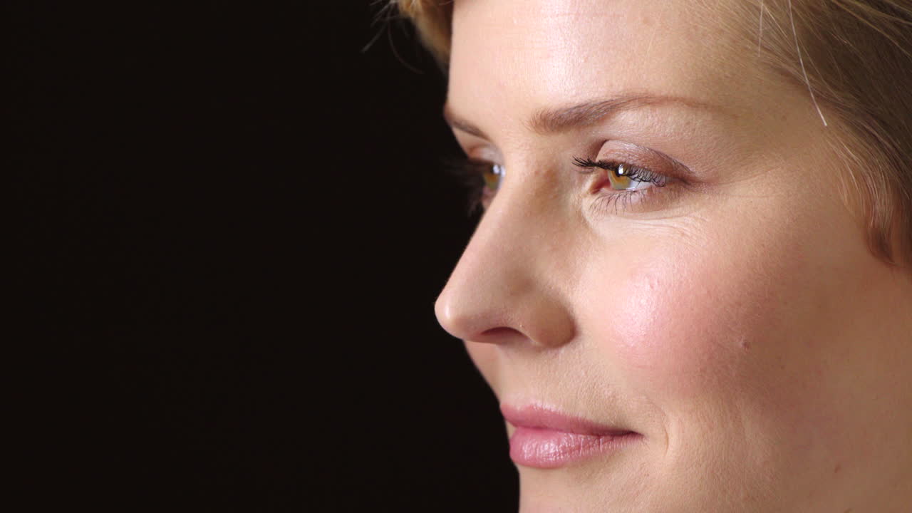 primer plano de una mujer cariñosa sonriendo con un amistoso