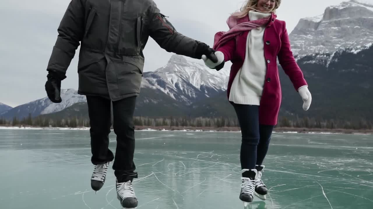 pareja patinando juntos en un lago congelado