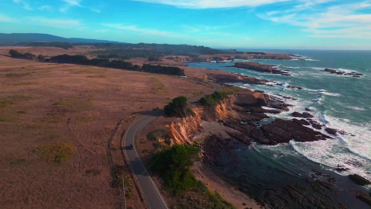 Passeio de carro na estrada de Point Arena, Costa de Mendocino, Rocas, Califórnia. Drone aéreo sobre São Francisco, Oceano Pacífico, Rodovia Costeira 1, farol, sol, céu azul, ondas. Vistas de Big Sur, Fort Bragg, Pigeon Point, Montara, com o drone seguindo o trajeto.