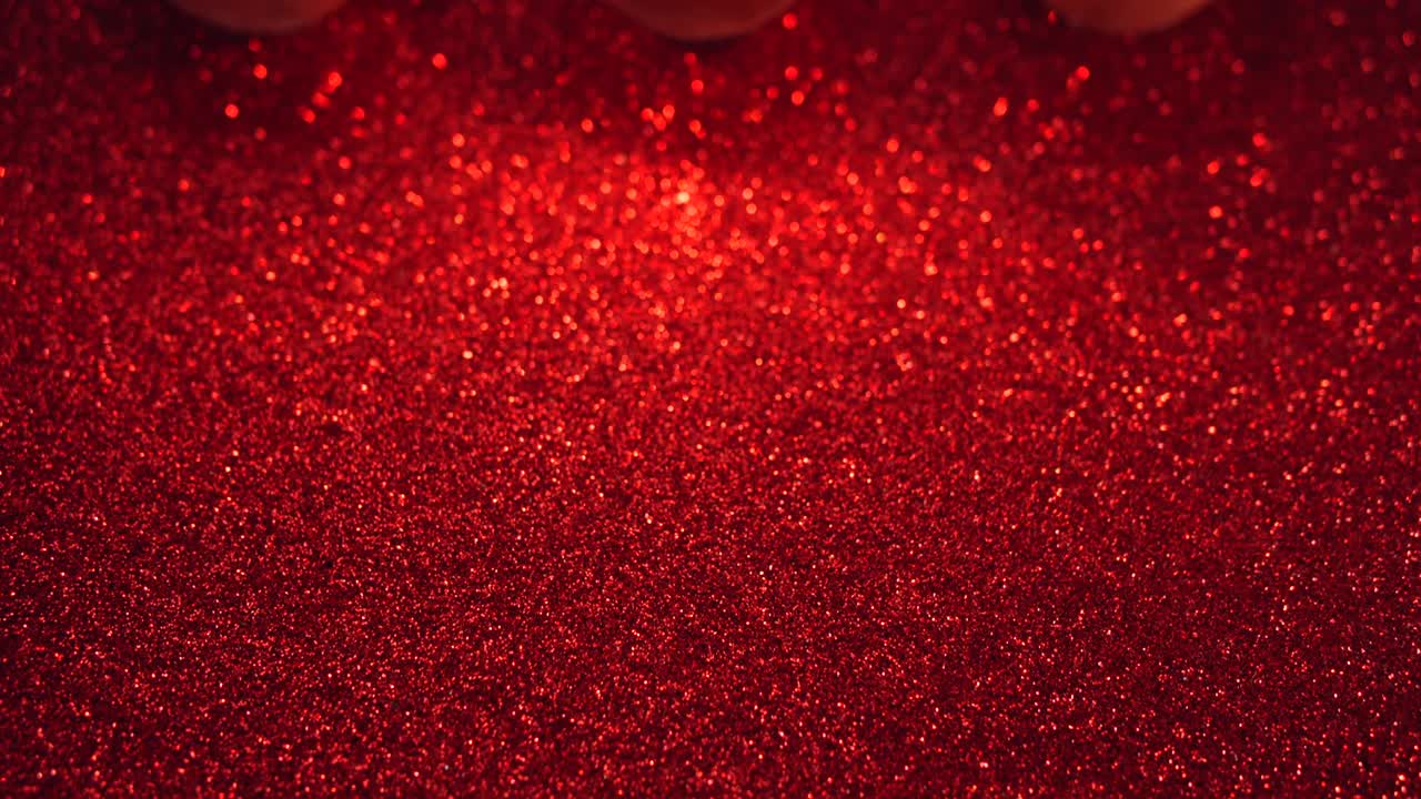 2020 디발리 디아스플레이는 얼굴 마스크와 손잡고 있습니다.