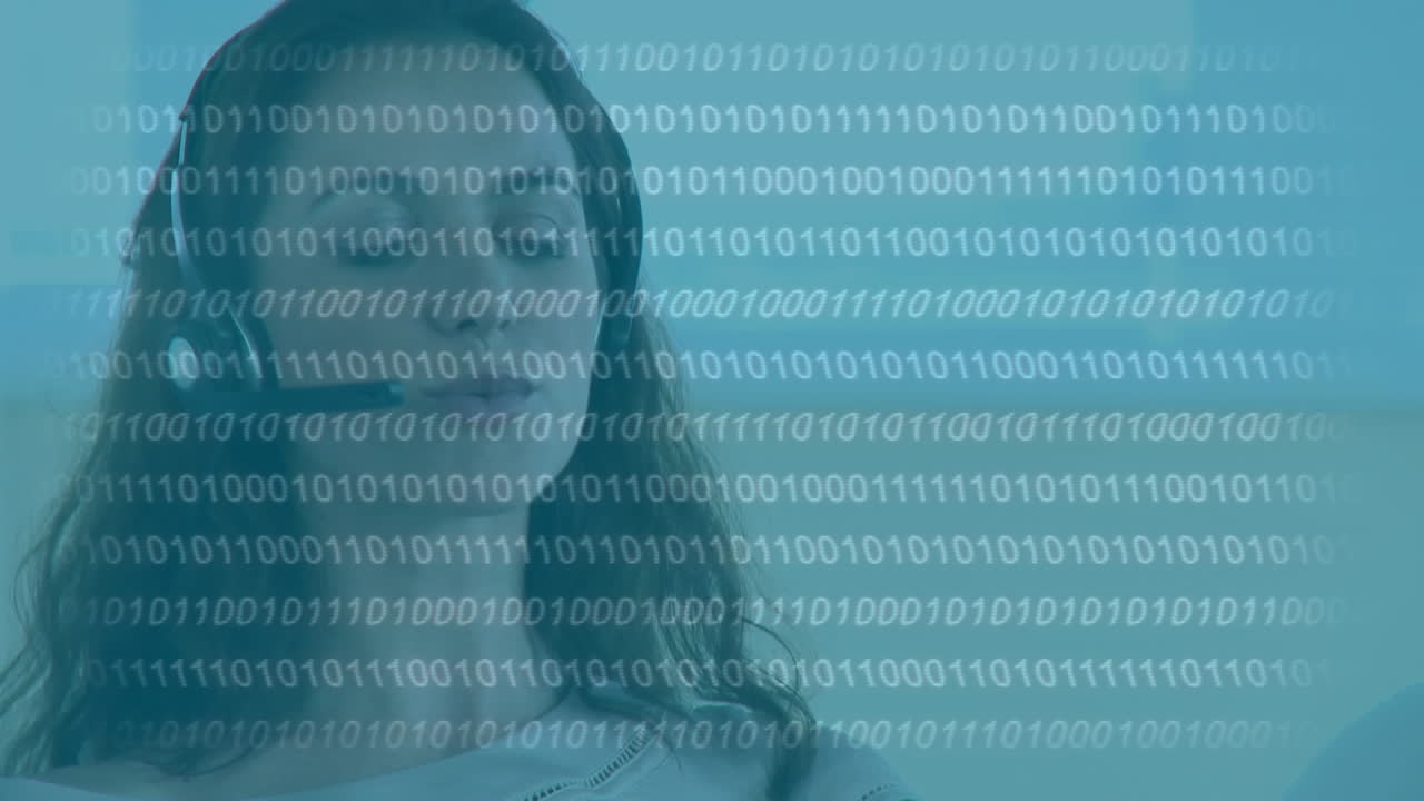 animación de procesamiento de datos de codificación binaria sobre una mujer de negocios usando auriculares