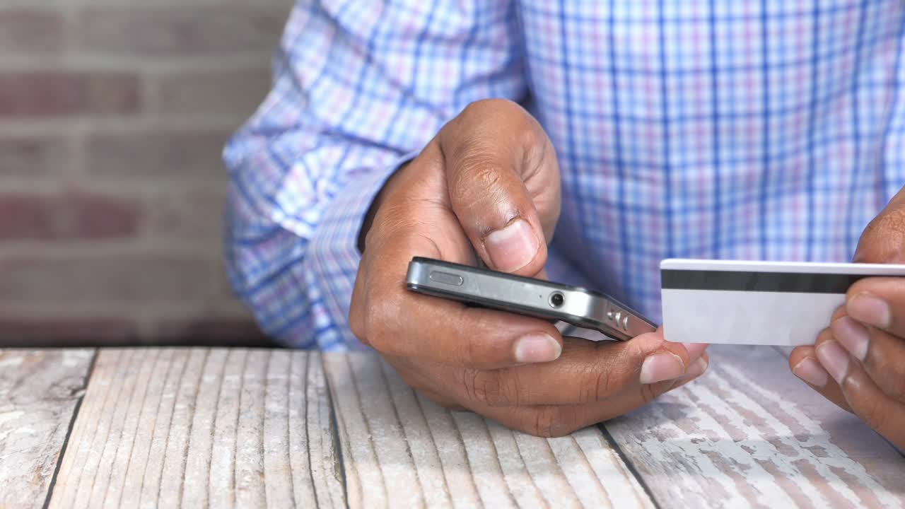 Pagamento online con smartphone e carta di credito