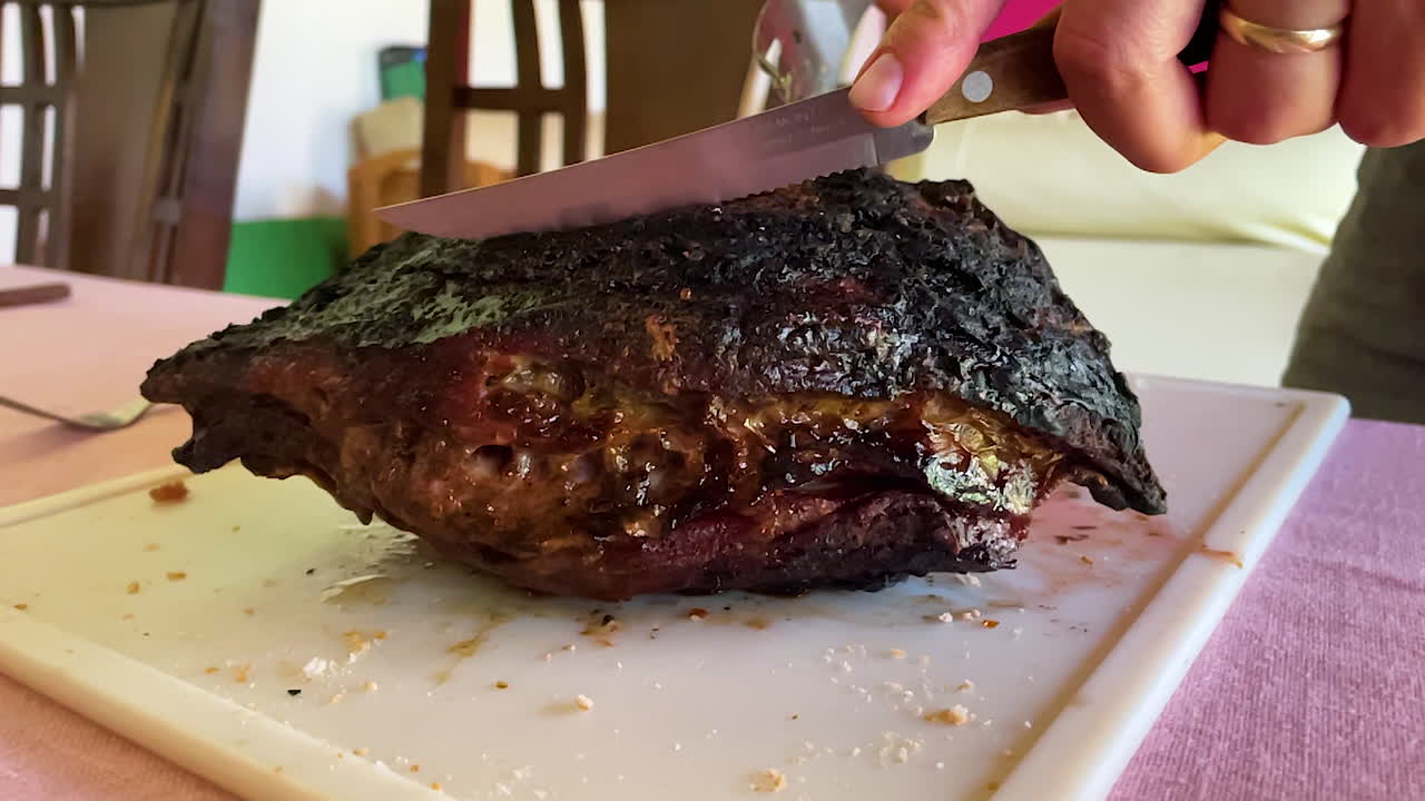 muestra de carne recién asada lista para ser cortada