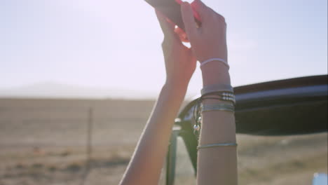 Hermosa-Mujer-Feliz-Tomando-Selfie-En-Viaje-Por-Carretera-En-Auto-Convertible